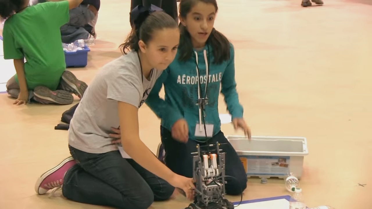 girls learn how to create and use robots .jpg